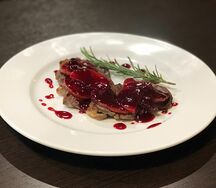 Телятина под брусничным соусом