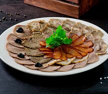 Мясные деликатесы