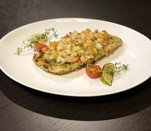 Судак с креветками и яблоками