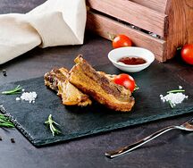 Запеченные свиные ребрышки