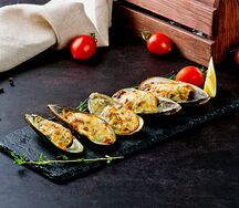 Мидии запеченные под сливочно-чесночным соусом