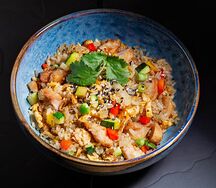 Жареный рис с курицей