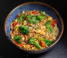 Жареный рис с овощами