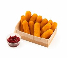 Сырные палочки с клюквенным соусом