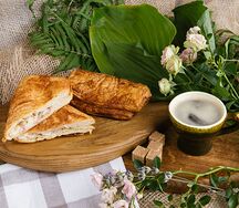 Слойка с ветчиной и сыром