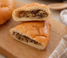 Пирожок с капустой и грибами