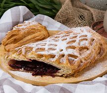 Штрудель с вишней и яблоком