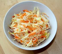Салат из свежей капусты с морковкой