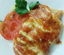 Отбивная свинина с помидорами и сыром
