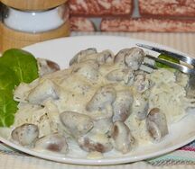 Сердечки куриные в белом сливочном соусе