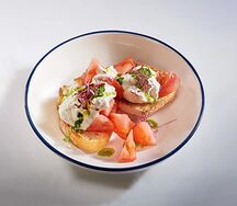 Брускетта э песто кон страчателла