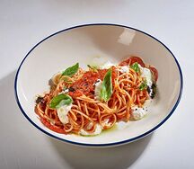 Спагетти Помодоро, базилико э страчателла