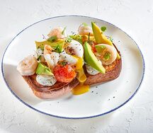 Уово ин камичиа гамбери э авокадо