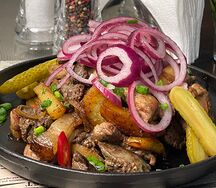 Сковорода мясная с жареным картофелем