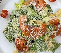 Салат Цезарь с семгой и гренками
