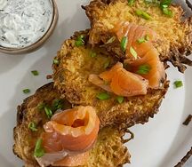 Драники картофельные с семгой и икорным соусом