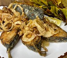 Карп, жаренный на сковороде с луком