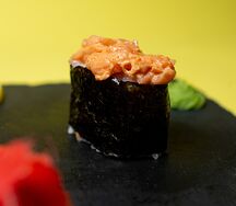 Гункан с лососем