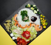 Поке с креветкой и миксом салата