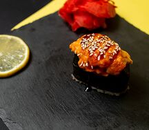 Запечённый гункан с креветкой
