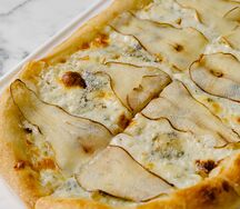 Пицца с грушей и горгонзолой