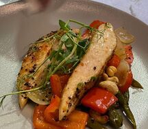 Куриное филе с овощами и кешью в тайском соусе