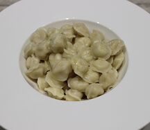 Мини-пельмени из курицы со сметаной