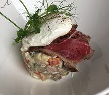 Фирменный оливье с ростбифом и домашним майонезом