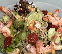 Салат с креветкой и манго