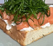 Брускетта с лососем и страчателлой