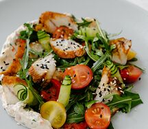 Салат с угрем и рукколой