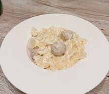 Фарфале в сырном соусе с митболами