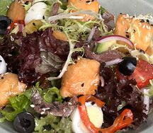 Салат с лососем в соусе юдзу