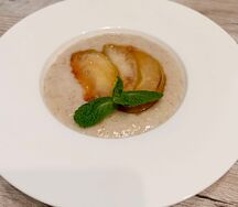 Овсяная каша с яблоком в карамели