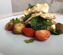 Кальмар с печёным картофелем и томатами