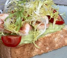 Брускетта с креветкой и гуакамоле