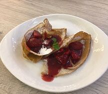 Блинчики с клубничным кули