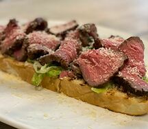 Брускетта с ростбифом