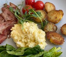 Скрэмбл с картофелем, беконом и жареным помидором