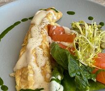 Омлет с лососем и сырным соусом и овощным миксом