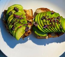 Брускетта с угрем и авокадо