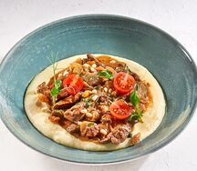 Говяжья печень с мясным соусом и пюре