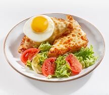 Запеченный сэндвич с беконом, сыром и яйцом