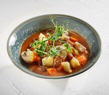 Суп с говяжьими щечками, грибами, картофелем и морковью