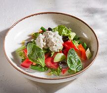 Салат овощной со страчателлой