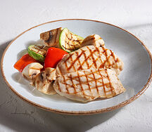 Куриное филе на гриле с овощами