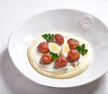 Фрикадельки с картофельным пюре, грибным соусом и перепелиным яйцом