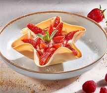 Корзинка с клубникой и кремом Шантильи