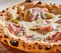 Пицца Мортаделла с фисташкой и фаршированным бортом