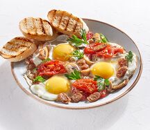 Глазунья с колбасками, грибами, помидорами